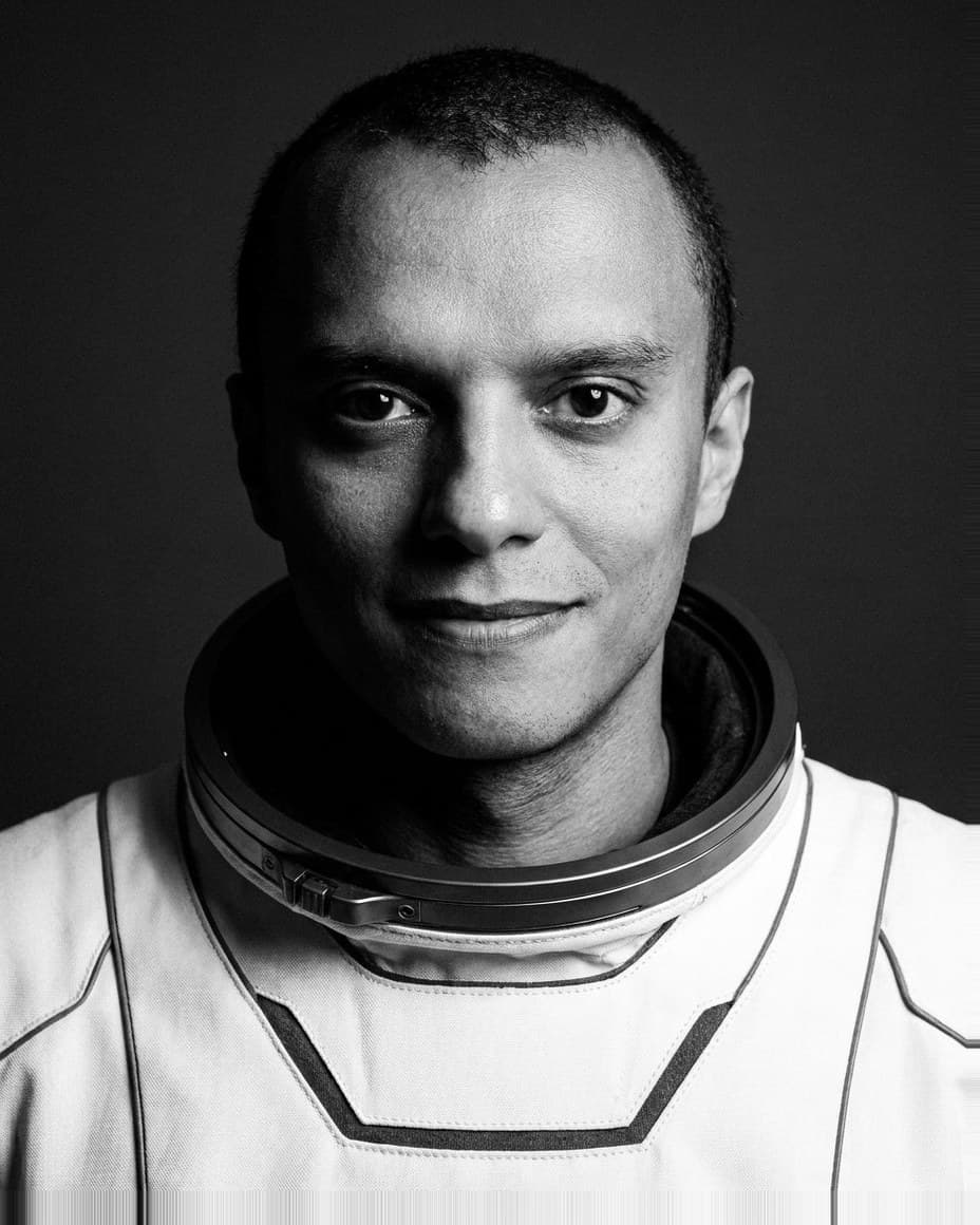 Portrait de Gabriel Saïdali, en combinaison spatiale