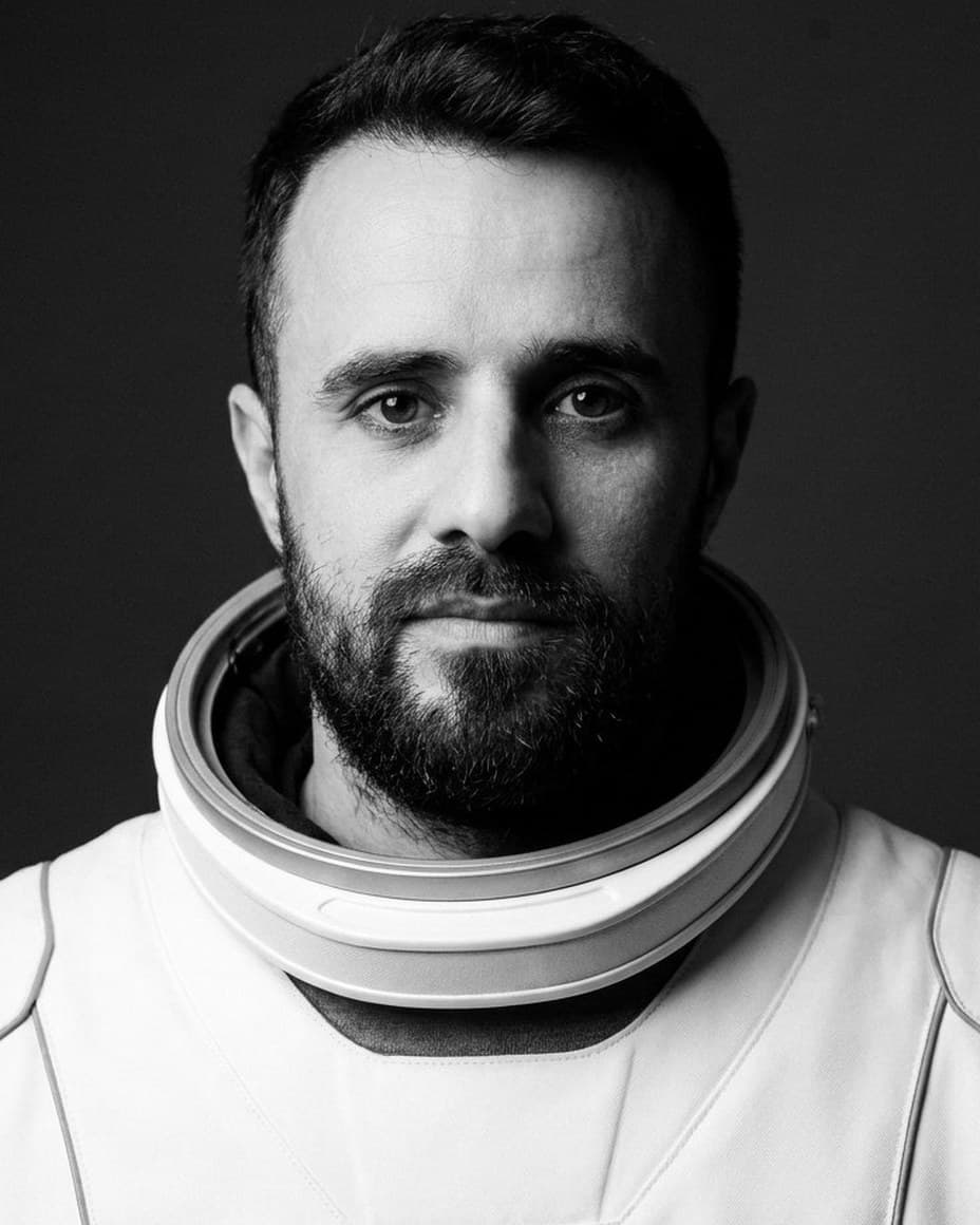 Portrait de Gaël Pons, en combinaison spatiale