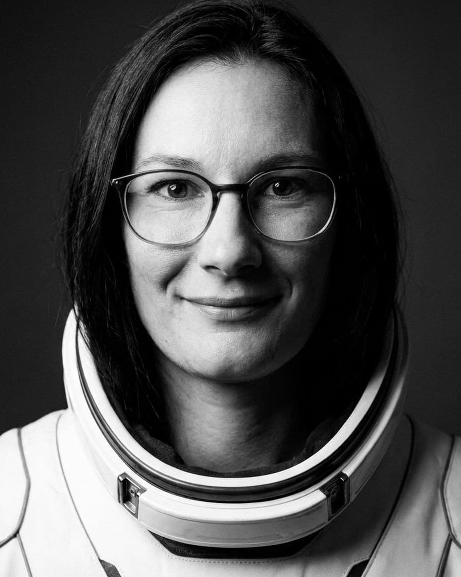 Portrait de Ophélie Taraire, en combinaison spatiale